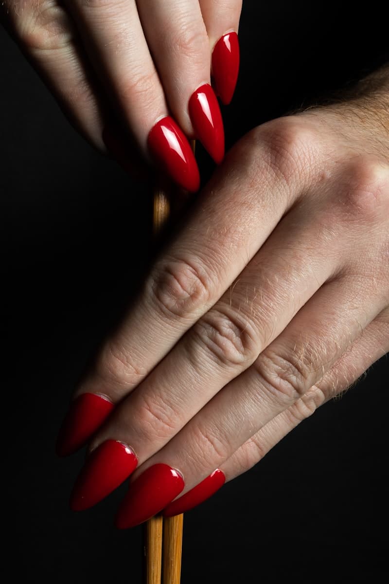 Manucure vernis rouge, exemple de style