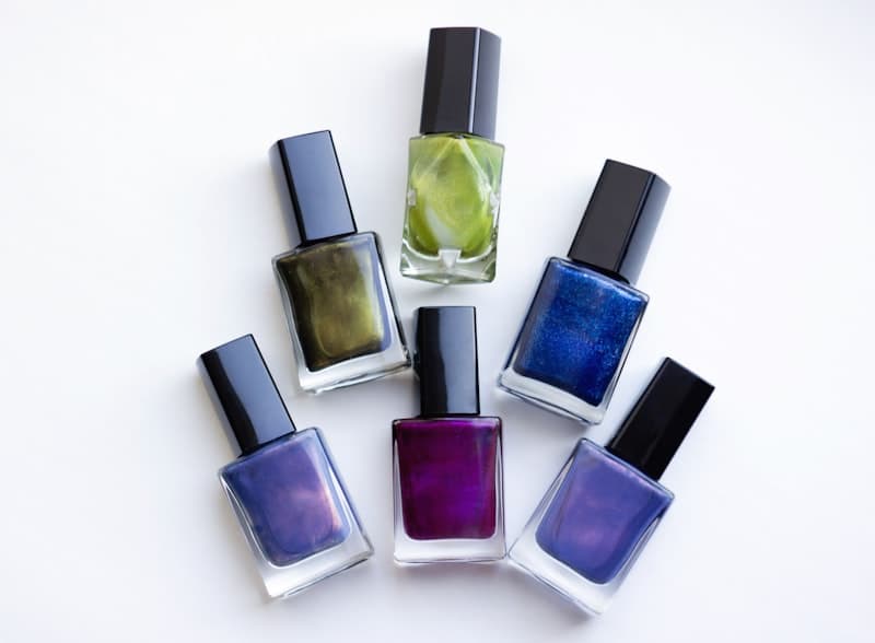 Flacons de vernis à ongles colorés, exemple de palette