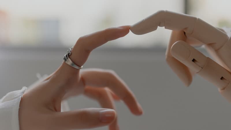 Manucure blanche avec bague argentée, exemple de style